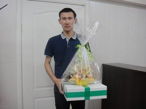 Вручение фруктового букета победителю конкурса