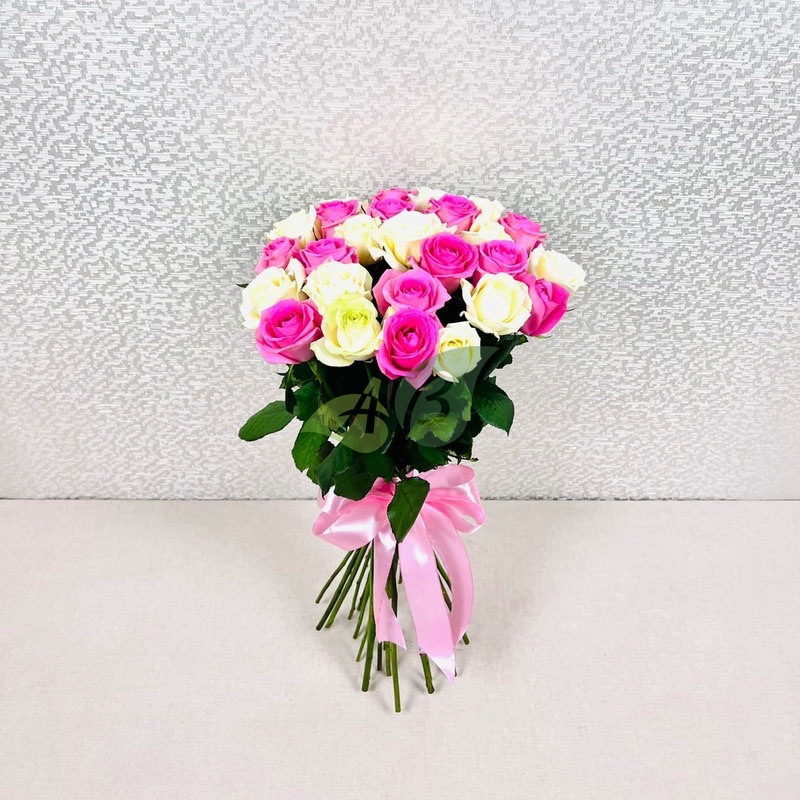 Шикарный букет из 25 белых и розовых роз