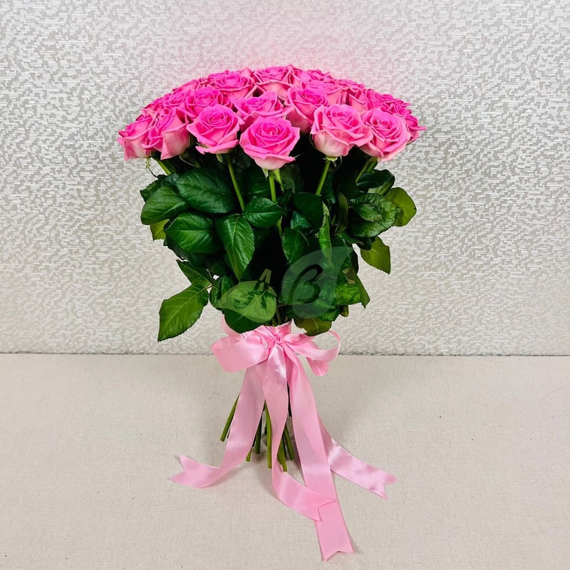Яркие розовые розы в букете из 35 штук