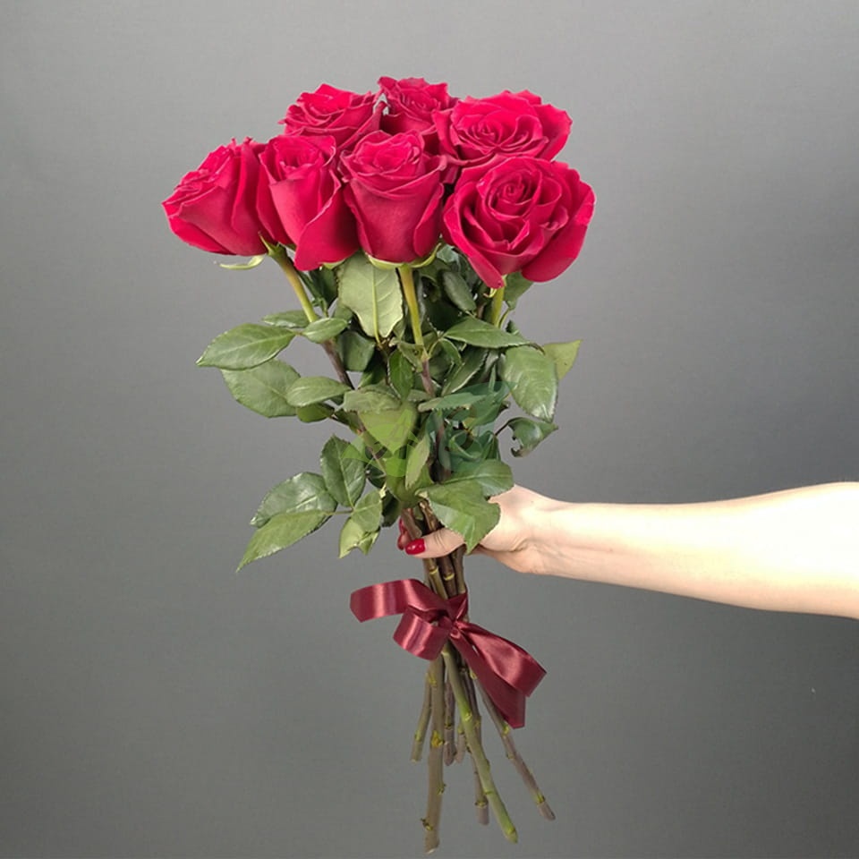 Шикарный букет алых роз Фридом