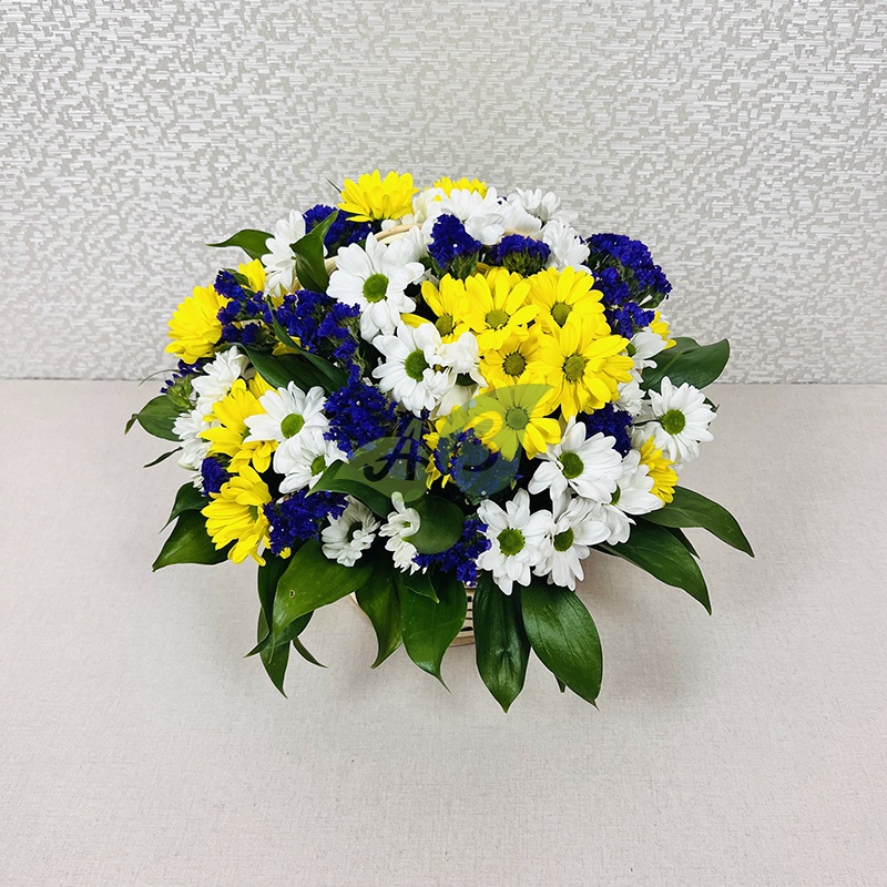 Желтые и белые хризантемы в декоративной корзине