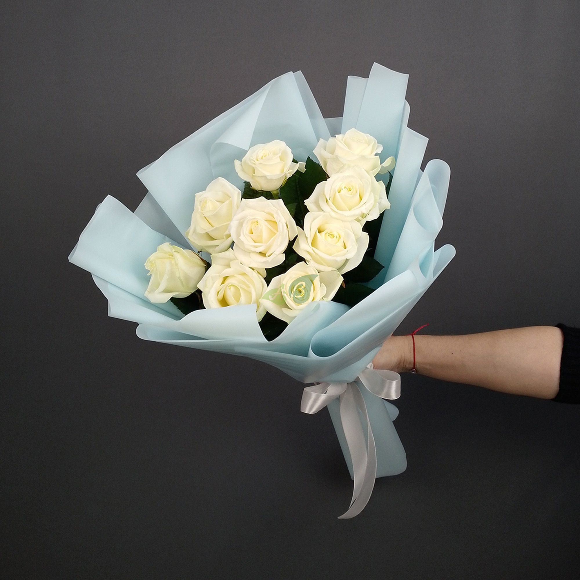 Красивый букет из белых роз Аваланж