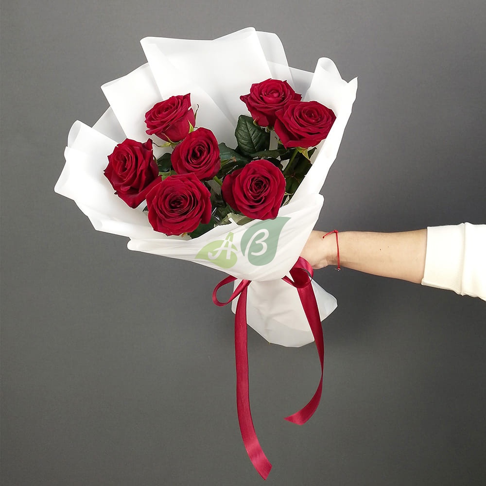 Букет красных роз Ред Наоми с высотой стебля 60 см