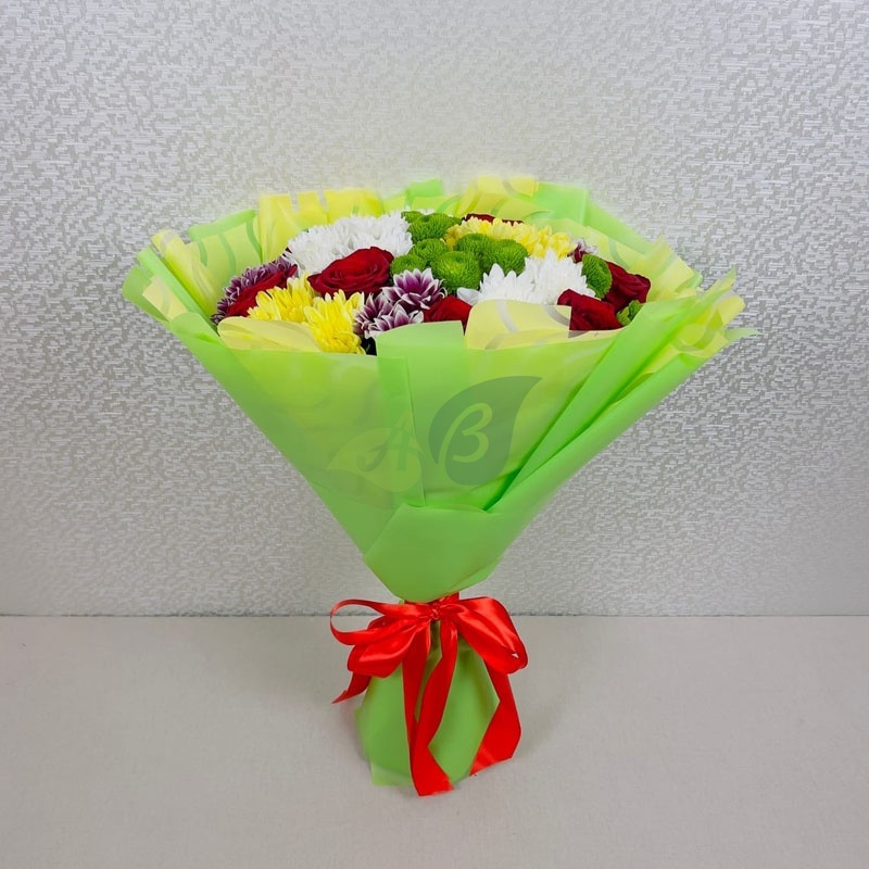 Сборный букет цветов 7 роз и хризантемы