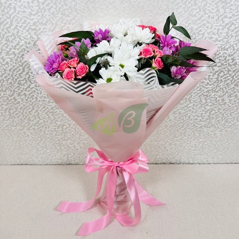 Букет цветов из хризантем и кустовых роз Радужная капель