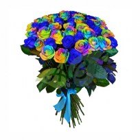 Неординарный букет радужных и синих роз