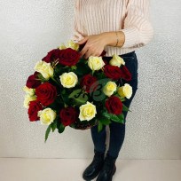 Корзина красных и белых роз в подарок