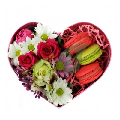 Коробка-сердце с цветами и пирожными Верность