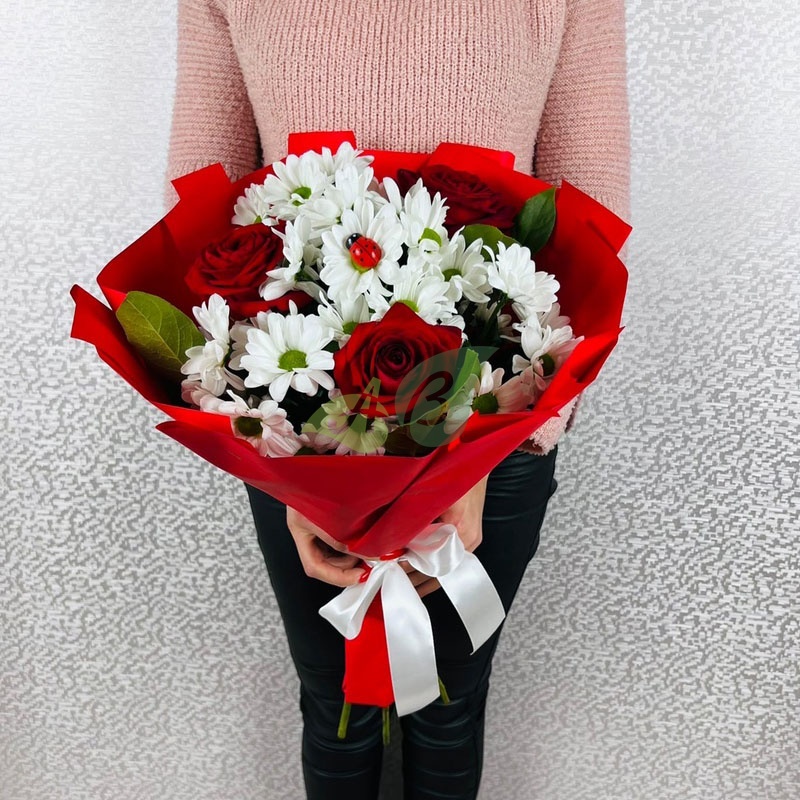Сборный букет из белых хризантем и красных роз