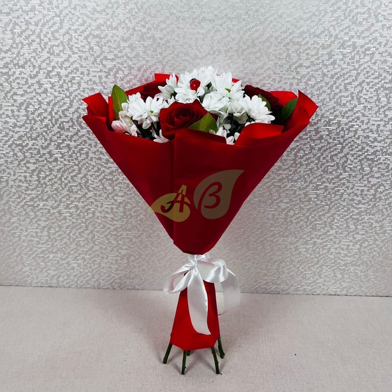 Сборный букет из белых хризантем и красных роз