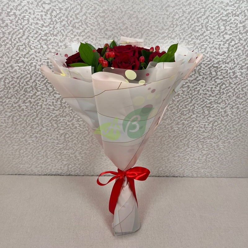 Сборный букет 7 роз и гиперикум Зимний аромат